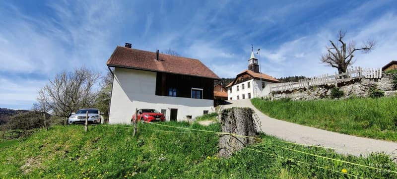 Charmantes Jurahaus mit drei Wohnungen, Ausbaupotenzial und Baulandreserve (2)