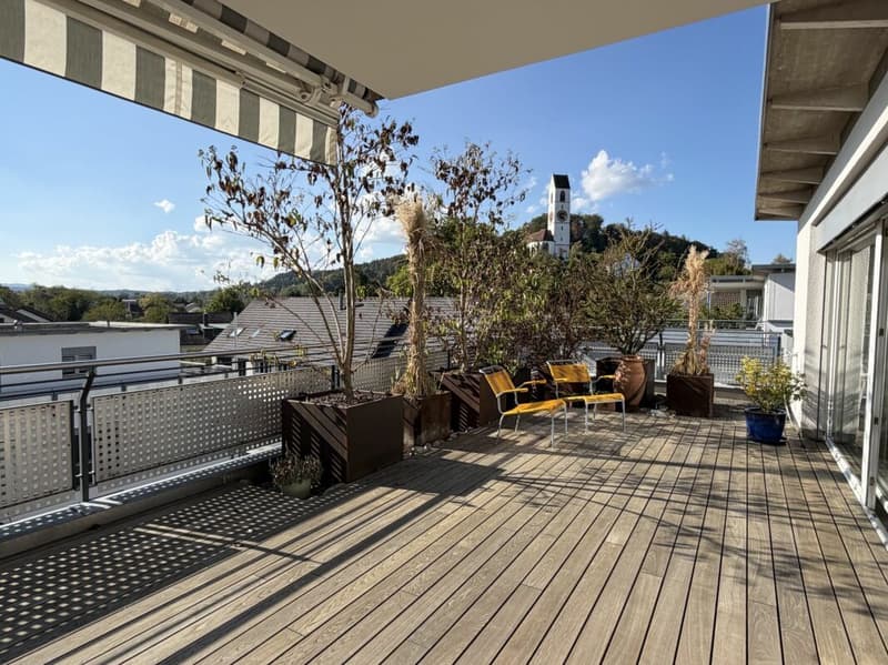 5.5-Zimmer Attika-Wohnung im Zentrum und doch an ruhiger Lage und mit viel Privatsphäre 126 m2 Nettowohnfläche, mehr als 100 m2 Terrasse (1)