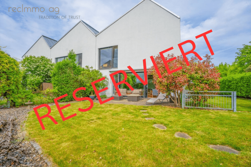 Family-friendly 6.5-room row house with garden and direct access to the underground garage in Obfelden (1)