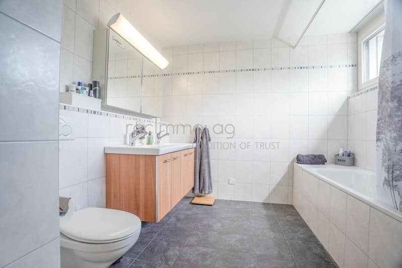 Family-friendly 6.5-room row house with garden and direct access to the underground garage in Obfelden (11)