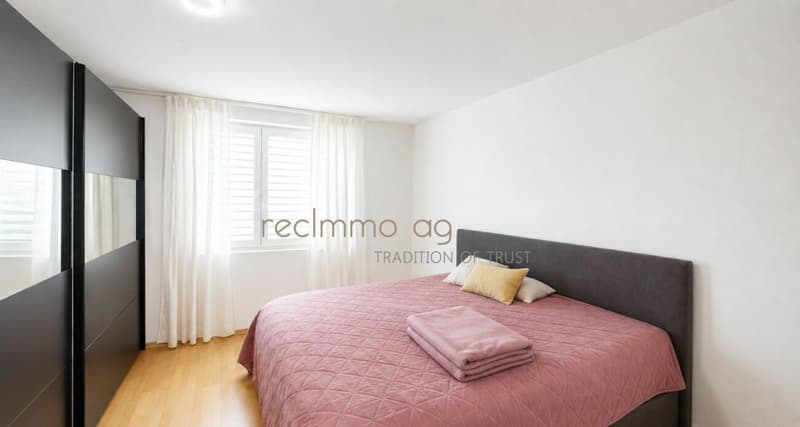 Gepflegte 3.5-Zimmer-Wohnung mit verglastem Balkon und Weitsicht (2)