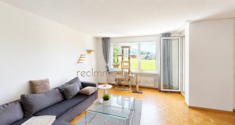 Gepflegte 3.5-Zimmer-Wohnung mit verglastem Balkon und Weitsicht (1)