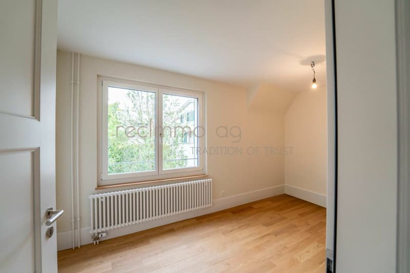 Elegante casa semindipendente di 4,5 locali ristrutturata con giardino privato in una posizione ambita a Zug (11)