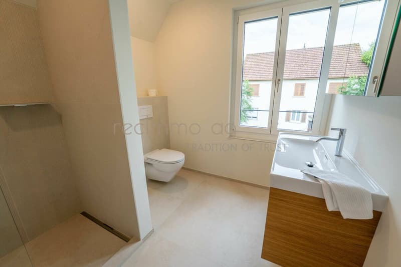 Elegante casa semindipendente di 4,5 locali ristrutturata con giardino privato in una posizione ambita a Zug (10)