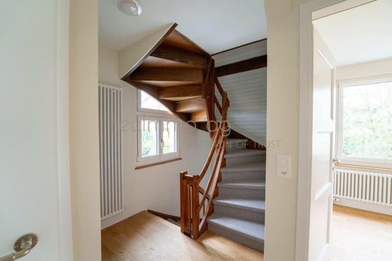 Elegante casa semindipendente di 4,5 locali ristrutturata con giardino privato in una posizione ambita a Zug (7)