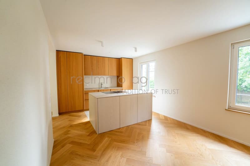 Elegante casa semindipendente di 4,5 locali ristrutturata con giardino privato in una posizione ambita a Zug (2)