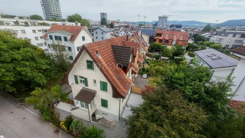 Elegante casa semindipendente di 4,5 locali ristrutturata con giardino privato in una posizione ambita a Zug (3)