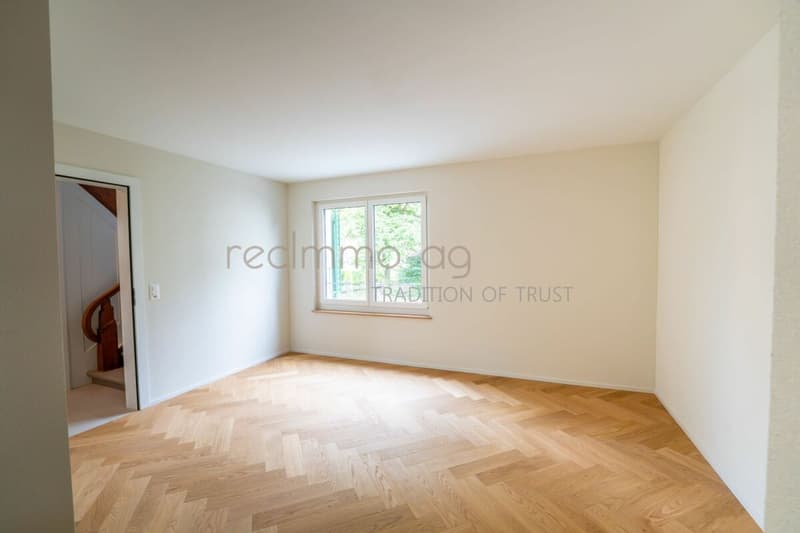 Elegante casa semindipendente di 4,5 locali ristrutturata con giardino privato in una posizione ambita a Zug (4)