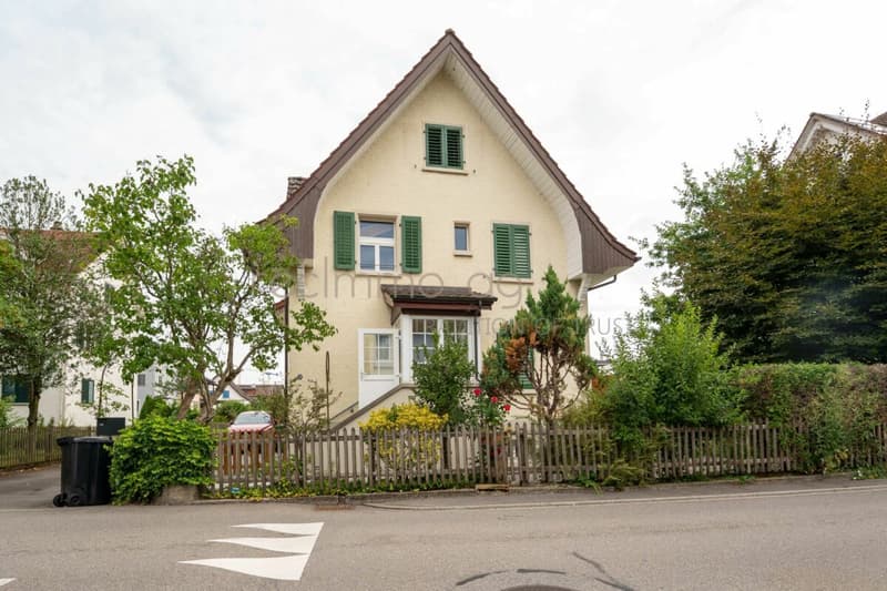 Elegante casa semindipendente di 4,5 locali ristrutturata con giardino privato in una posizione ambita a Zug (6)