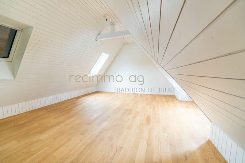 Elegante casa semindipendente di 4,5 locali ristrutturata con giardino privato in una posizione ambita a Zug (5)