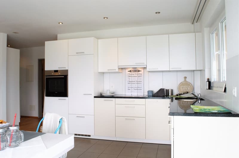 Moderne und helle 2.5 Zimmer-Wohnung mit grossem Balkon (1)