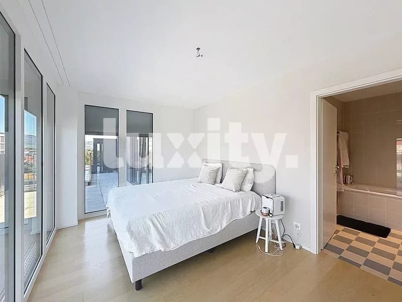 Magnificent apartment with high standards and 150 m² terrace and panoramic view of the lake and the Jura (5)