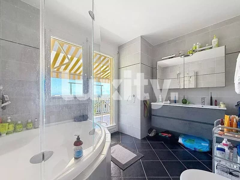 Beautiful character apartment ? Top floor with views of the lake and vineyards ? Luins (6)