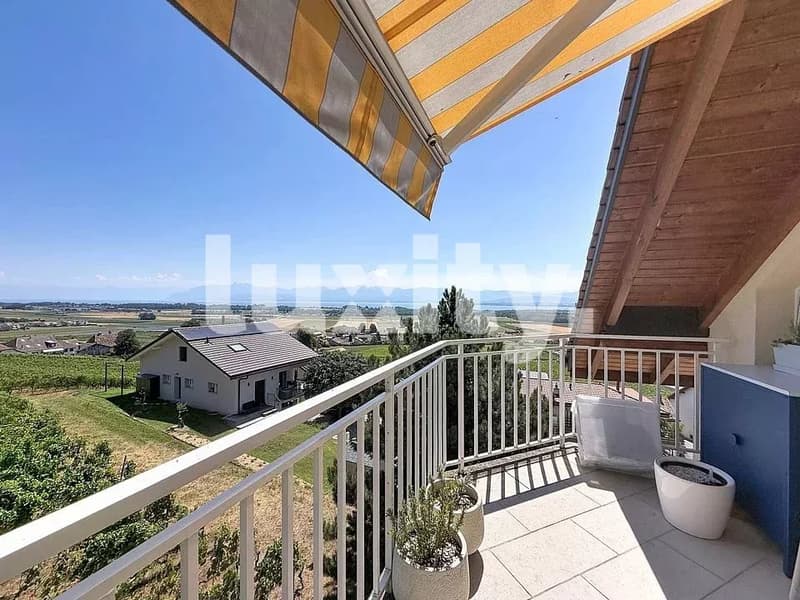 Beautiful character apartment ? Top floor with views of the lake and vineyards ? Luins (8)