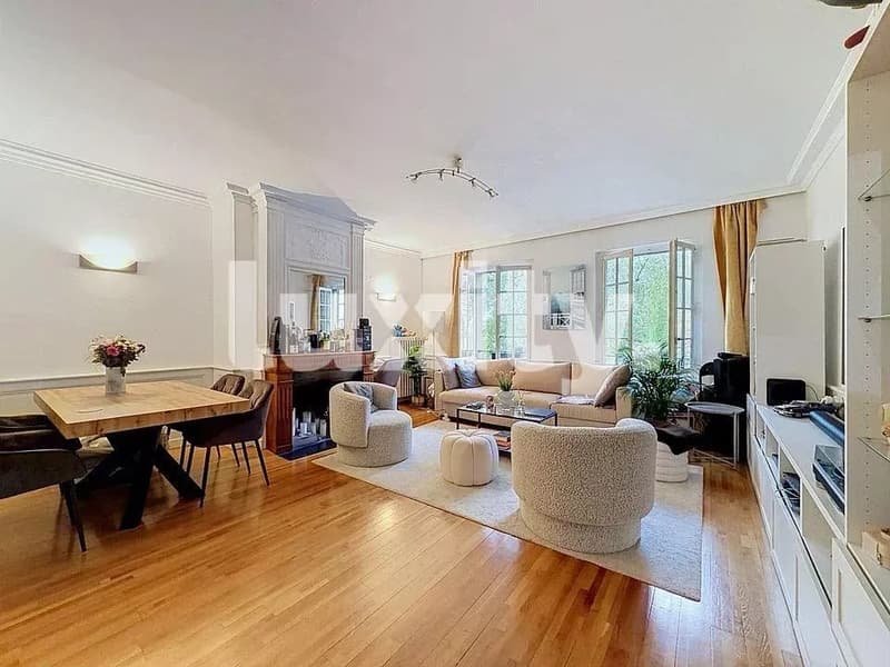 Superbe appartement place du bourg de four (1)