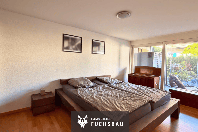 modernes Schlafzimmer mit Blick in Garten