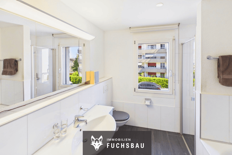 helles Masterbad mit Dusche