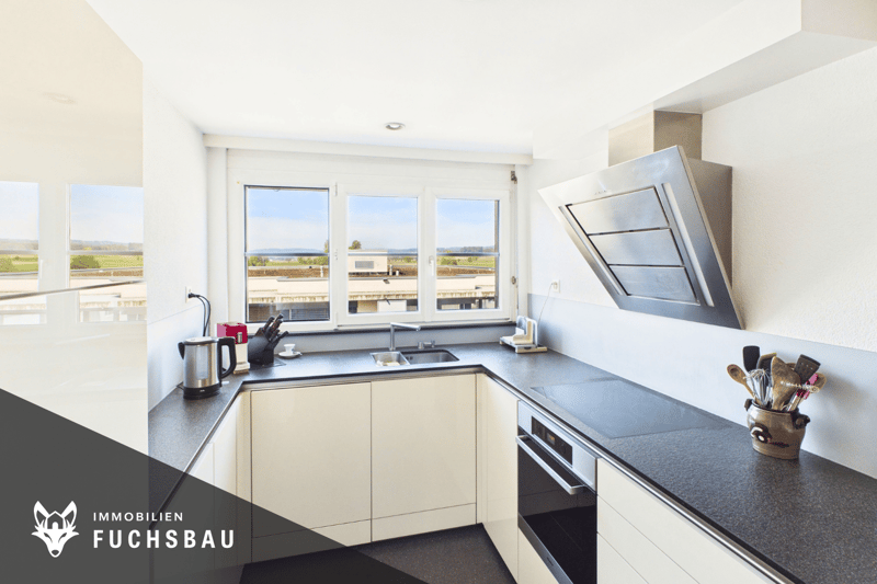 Moderne Küche mit Ausblick