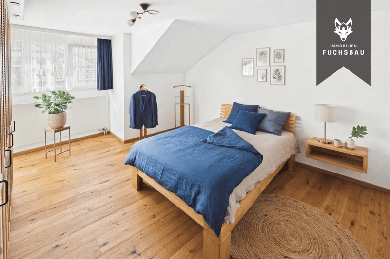 Schlafzimmer mit warmen Eichenparkett verlegt