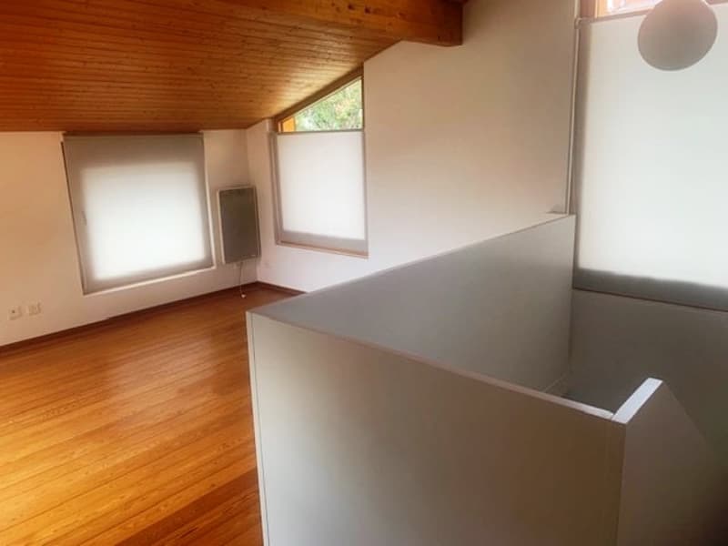 empty room, wooden floor, 3 windows, heating system, curved wall