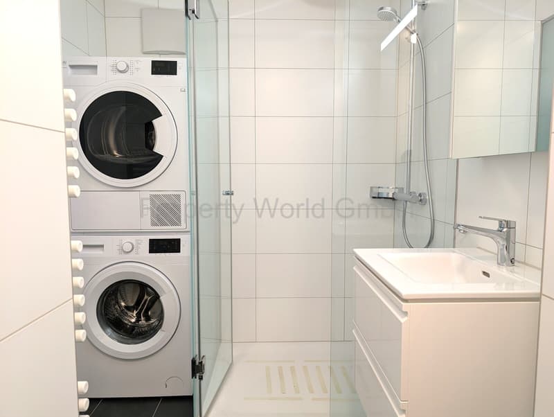 Badezimmer mit Dusche und Waschturm