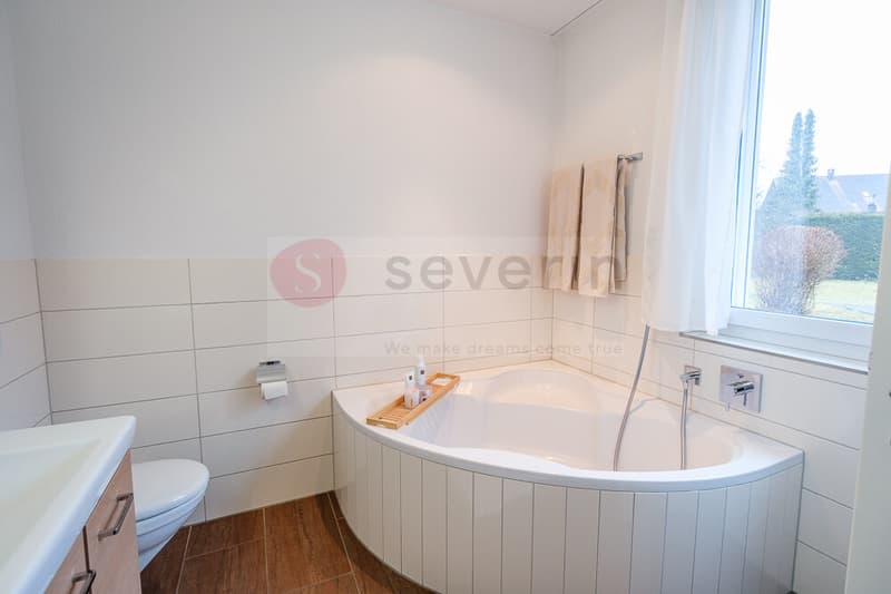 ECKBADEWANNE