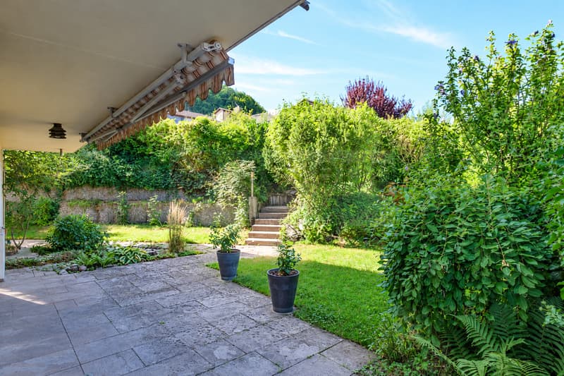 TEIL ÜBERDACHTER SITZPLATZ MIT SCHÖNEM GARTENBEREICH