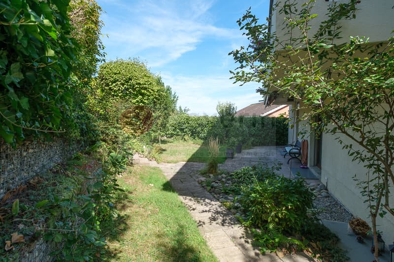 AUSSENSITZPLATZ MIT SCHÖNES GARTENANLAGE