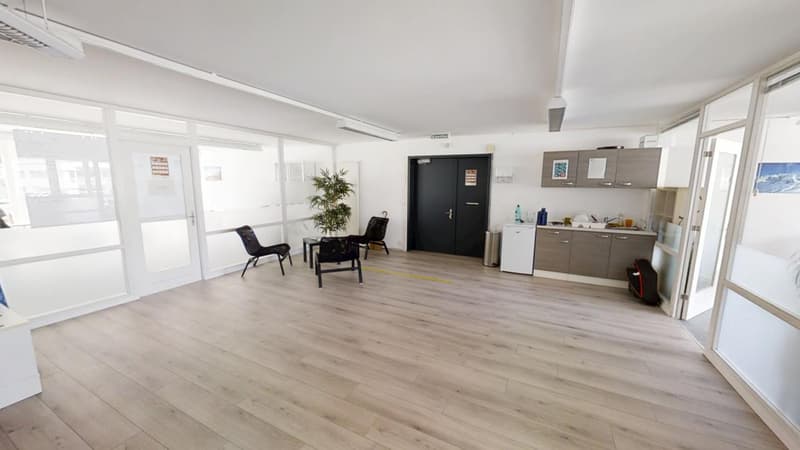 Spacious 12-room offices with balcony and panoramic view in Vevey with 4 parking spaces (4)