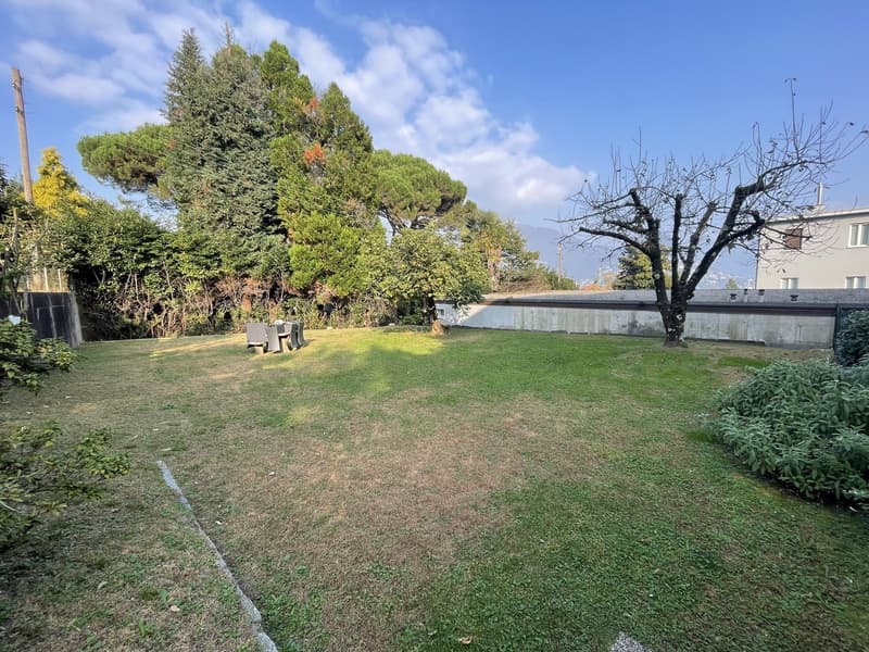 Appartement 2.5 pièces spacieux avec vue sur le lac et parking extérieur (12)