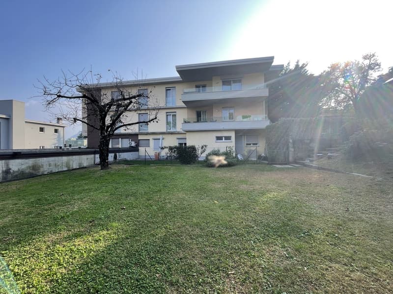 Appartement 2.5 pièces spacieux avec vue sur le lac et parking extérieur (13)