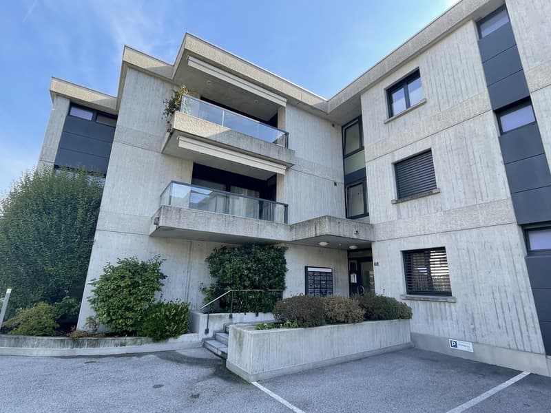 Appartement élégant 4.5 au dernier étage avec deux places de parking (13)