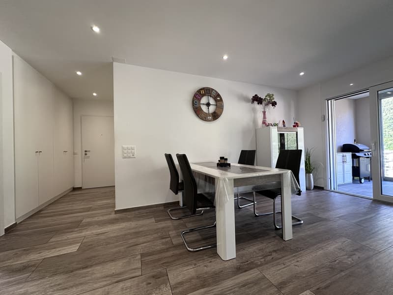 Appartement moderne et récent de 3,5 pièces avec 2 places de parking (4)