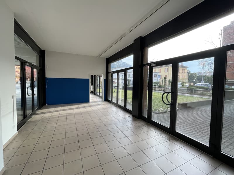 SPACIOUS COMMERCIAL PROPERTY WITH SHOWCASES IN A HIGH-TRAFFIC AREA (3)