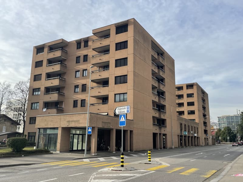 SPACIOUS COMMERCIAL PROPERTY WITH SHOWCASES IN A HIGH-TRAFFIC AREA (12)