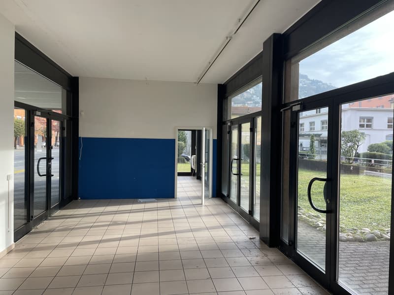 SPACIOUS COMMERCIAL PROPERTY WITH SHOWCASES IN A HIGH-TRAFFIC AREA (2)