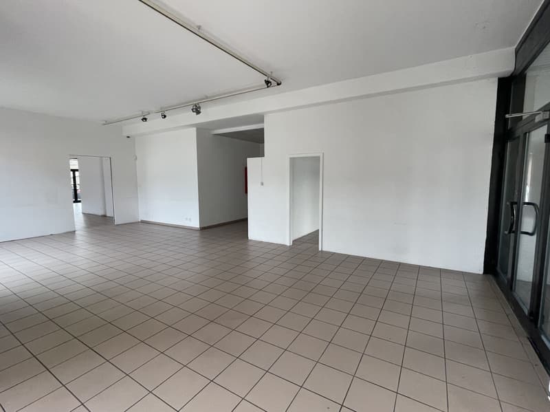 SPACIOUS COMMERCIAL PROPERTY WITH SHOWCASES IN A HIGH-TRAFFIC AREA (8)