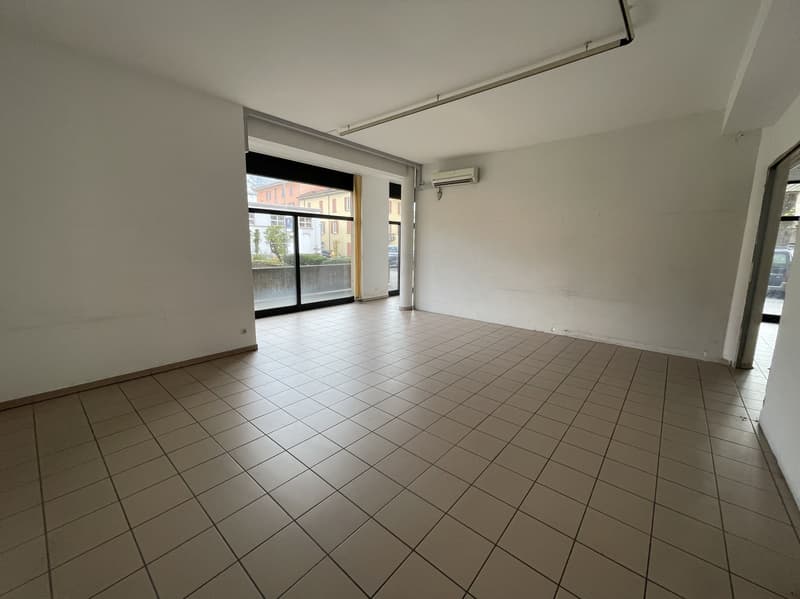 SPACIOUS COMMERCIAL PROPERTY WITH SHOWCASES IN A HIGH-TRAFFIC AREA (6)