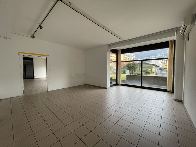 SPACIOUS COMMERCIAL PROPERTY WITH SHOWCASES IN A HIGH-TRAFFIC AREA (5)