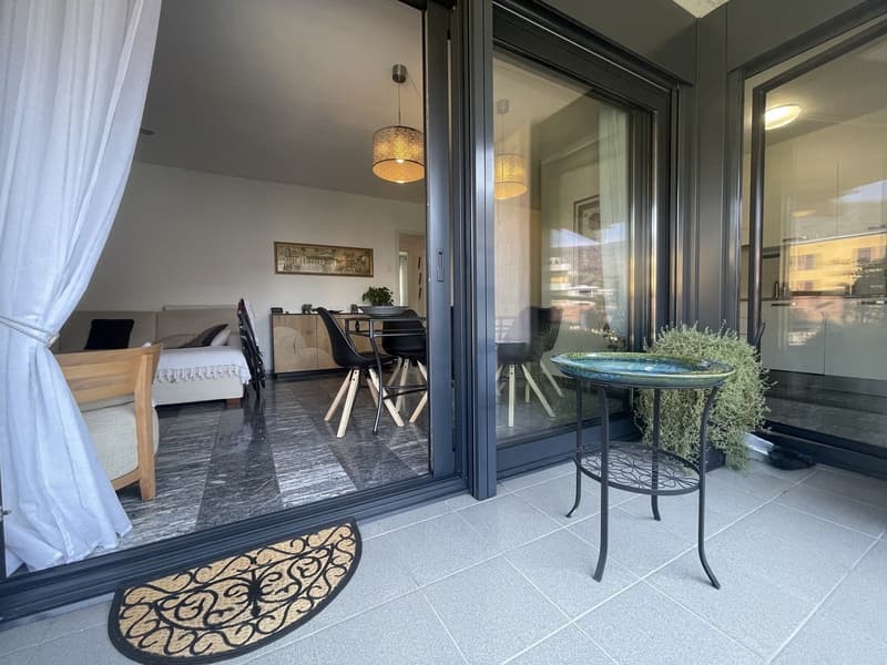 Elegantes Appartement 4.5 im letzten Stock mit zwei Abstellplätzen (1)