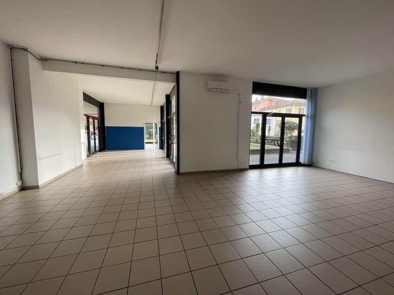 Spacious commercial property with shop windows in a high-traffic area (7)
