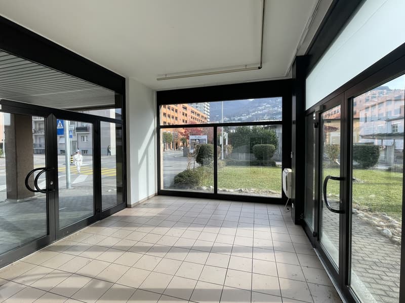 Spacious commercial property with shop windows in a high-traffic area (1)