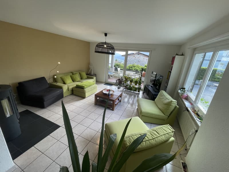 Appartement 4.5 intéressant avec piscine à Comano (1)