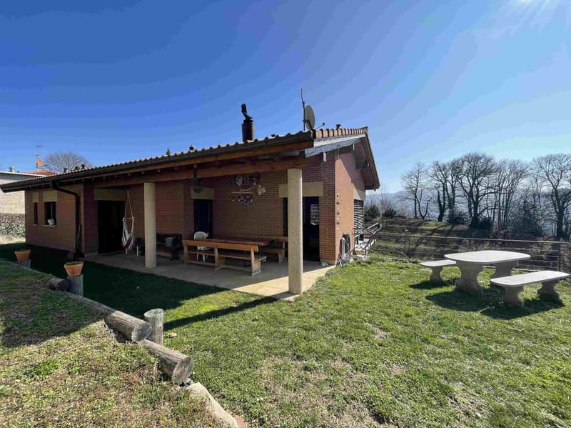 Beautiful and spacious detached house 5.5, surrounded by greenery (1)