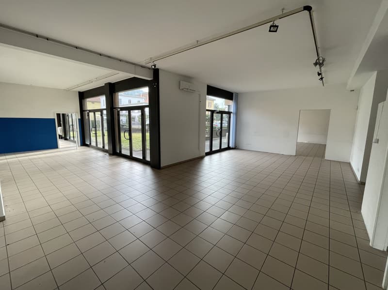 AMPIO COMMERCIALE CON VETRINE IN ZONA DI FORTE PASSAGGIO (4)