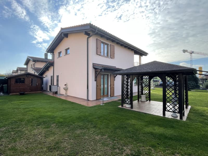 MERAVIGLIOSA CASA UNIFAMILIARE 4.5 CON GIARDINO CURATO (12)