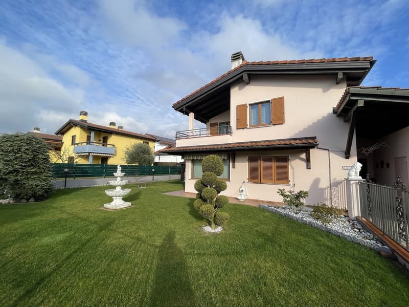 MERAVIGLIOSA CASA UNIFAMILIARE 4.5 CON GIARDINO CURATO (10)