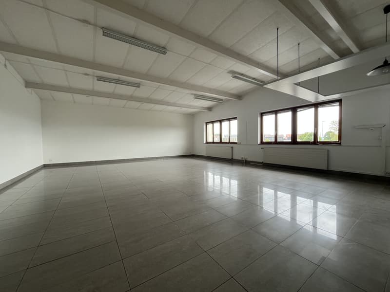 IDEALLY LOCATED, CLOSE TO MAIN ROADS (1)