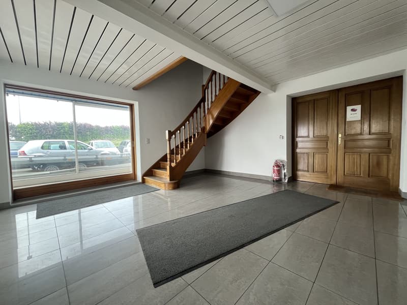 IDEALLY LOCATED, CLOSE TO MAIN ROADS (13)