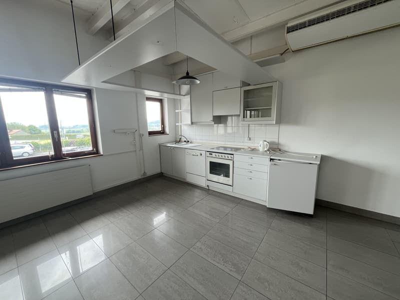 IDEALLY LOCATED, CLOSE TO MAIN ROADS (4)